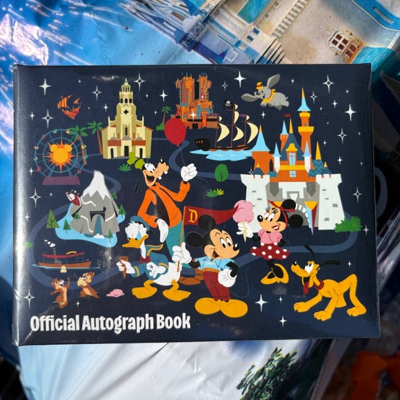FREE WITH $40 purchase Autograph book Disney Parks Hard Cover - Picture 5 of 5